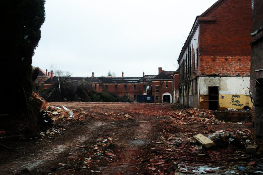 এমনকি, হাসপাতালের ভিতর একটি বৈদ্যুতিক ট্রাম ছিল। যা ওই রেলপথেও যাতায়াত করত। সেই সময় ইংল্যান্ডে এমন আর একটি হাসপাতালও ছিল না, যাদের নিজস্ব রেলপথ এবং ট্রাম ছিল।