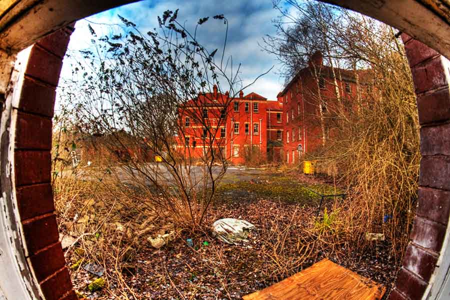 কিন্তু ১৯৯০ সালে হঠাৎই বন্ধ হয়ে যায় হাসপাতালটি। কর্তৃপক্ষের তরফে হাসপাতালে রোগীভর্তির খরচ বাড়িয়ে দেওয়ায় অনেকেই হেলিংলেতে আর রোগী ভর্তি করাতে চাইতেন না। আর সেই কারণেই বন্ধ হয়ে যায় মানসিক হাসপাতালটি। যদিও অনেকের মতে হাসপাতাল বন্ধ হওয়ার আসল কারণ ছিল অন্য।