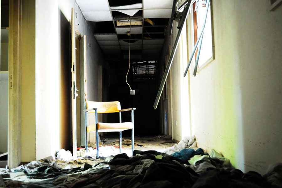 আরও এক অভিযোগ ওঠে হেলিংলের হাসপাতালের বিরুদ্ধে। অভিযোগ ওঠে, হাসপাতালে সর্বাধিক ৭০০ জন রোগী থাকার ব্যবস্থা থাকলেও, এক সময় নাকি সেখানে ১২৫০ জন রোগীকে ভর্তি রাখা হয়েছিল। ফলে অনেকের চিকিৎসায় গাফিলতি ছিল বলেও অভিযোগ ওঠে।