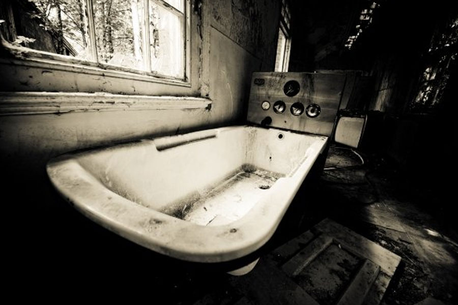 এ-ও প্রচলিত রয়েছে যে, চিকিৎসকদের ভুল চিকিৎসার কারণে অনেক রোগীর মৃত্যু হয় হেলিংলেতে। সেই সব ‘প্রেতাত্মা’র দৌরাত্ম্যেই নাকি হাসপাতাল বন্ধ করে দিতে বাধ্য হন কর্তৃপক্ষ।