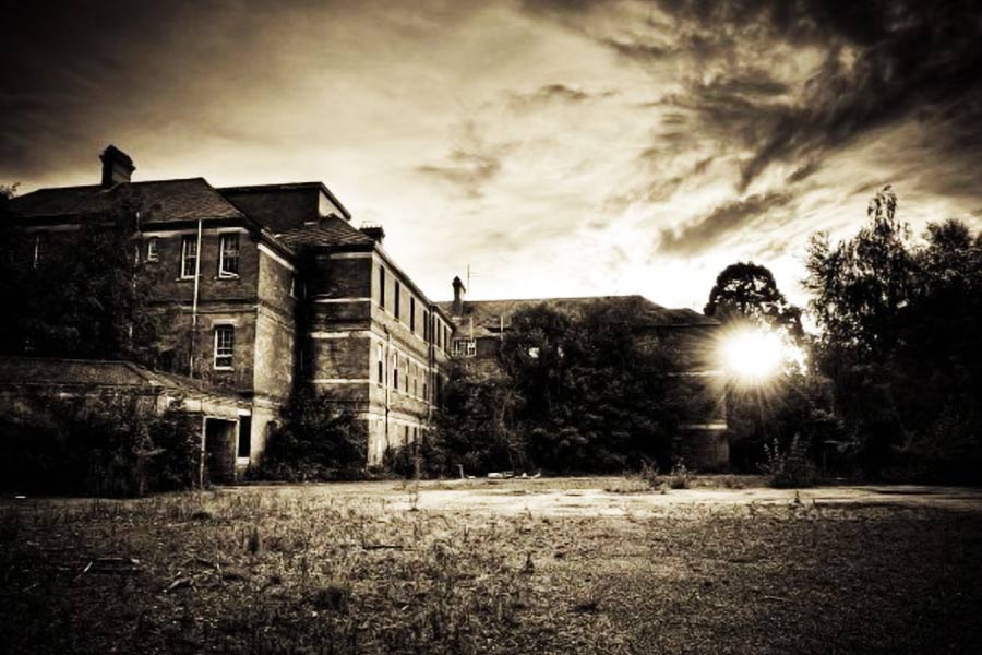 এ-ও অভিযোগ ওঠে, সুস্থ করে তুলতে রোগীদের অসহ্য অত্যাচার করতেন হাসপাতাল কর্তৃপক্ষ। প্রয়োগ করা হত বৈদ্যুতিক শক এবং লোবোটমির মতো ‘বিকল্প’ চিকিৎসা পদ্ধতিও। রোগীদের উপর নিষিদ্ধ কয়েকটি চিকিৎসা পদ্ধতি প্রয়োগ করা হয়েছিল বলেও অভিযোগ ওঠে।