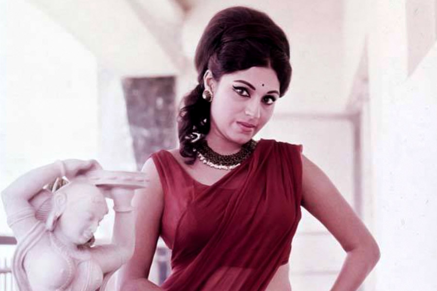 ১৯৬২ সালে অভিনয় শুরু করেন বিন্দু। তবে ইন্ডাস্ট্রিতে এক দশক কেটে যাওয়ার পর অভিনয়ের জন্য বলিপাড়ায় পুরস্কারের জন্য মনোনীত হন তিনি। কিন্তু এক বার নয়, পর পর চার বার পুরস্কার থেকে বঞ্চিত হন বিন্দু।