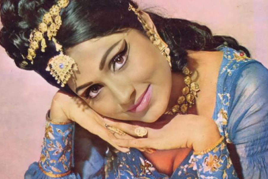 ১৯৬৯ সালে রাজেশ খন্না, মুমতাজ এবং প্রেম চোপড়ার সঙ্গে ‘দো রাস্তে’ ছবিতে অভিনয় করেছিলেন বিন্দু। এই ছবিতে নেতিবাচক চরিত্রে কাজ করতে দেখা যায় তাঁকে।