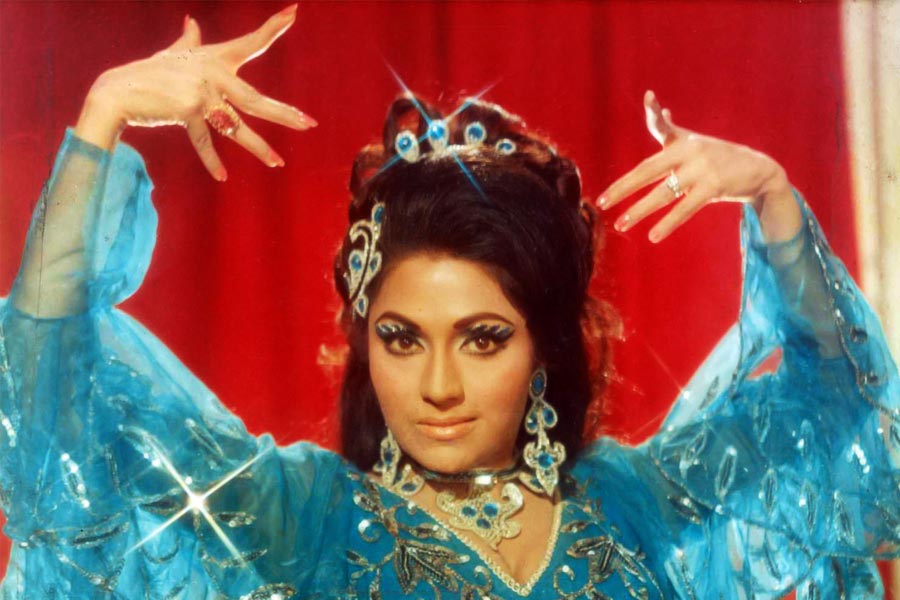 কেরিয়ারের শুরুতেই বলি ইন্ডাস্ট্রির অন্ধকার রূপ দেখে ফেলেছিলেন বিন্দু। অভিনেত্রী সাক্ষাৎকারে জানান, পুরস্কার পেলে ভবিষ্যতে ভাল কাজ করার উৎসাহ পাওয়া যায়। কিন্তু ন্যায্য পুরস্কার না দেওয়াটা ঠিক নয় বলে অভিযোগ করেন বিন্দু।