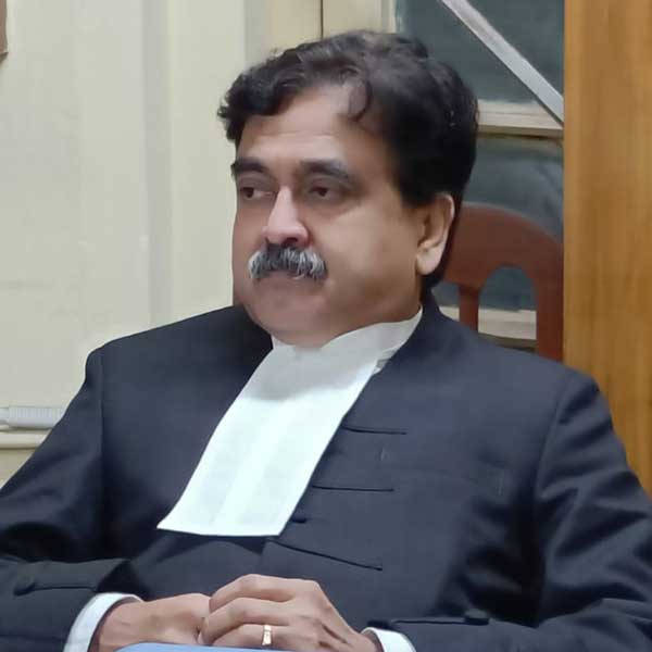 বেসরকারি স্কুলের শিক্ষিকা অনামিকা এখন যমজ সন্তানের মা। তাঁর স্বামী শুভজিৎ বিশ্বাস বেসরকারি সংস্থার কর্মী।