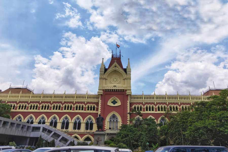 মঙ্গলবার সেই আবেদনেরই রায় শোনালেন কলকাতা হাই কোর্টের বিচারপতি অভিজিৎ গঙ্গোপাধ্যায়। মধ্যশিক্ষা পর্ষদকে ববিতার চাকরি বাতিল করার নির্দেশ দিয়ে বিচারপতি বলেন, ববিতার চাকরি পাবেন অনামিকা রায়। স্কুল সার্ভিস কমিশনকেও বিচারপতি নির্দেশ দেন অনামিকাকে চাকরির সুপারিশপত্র দেওয়ার। 