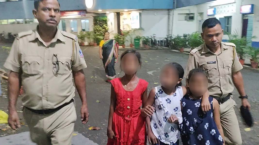 Police rescue 3 girls in siliguri who are allegedly trafficking by 2 women to Kashmir