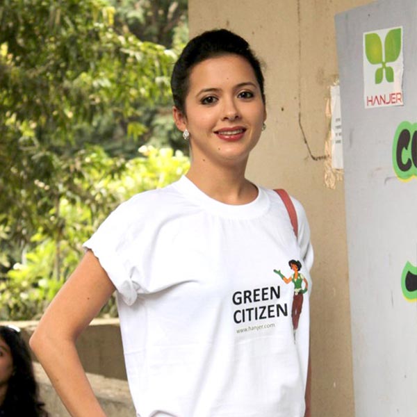 ‘কিস্না: দ্য ওয়ারিওর পোয়েট’ ছবিতে বিবেক ওবেরয়ের বিপরীতে অভিনয় করে প্রচারে আসেন ইশা সর্বাণী। ক্রিকেটার জাহির খানের সঙ্গে বহু বছর সম্পর্কে ছিলেন ইশা। আট বছর দু’জনে সম্পর্কে থাকার পর বলিপাড়ায় কানাঘুষো শোনা যায় যে, তাঁরা বিয়ের পিঁড়িতে বসতে চলেছেন।