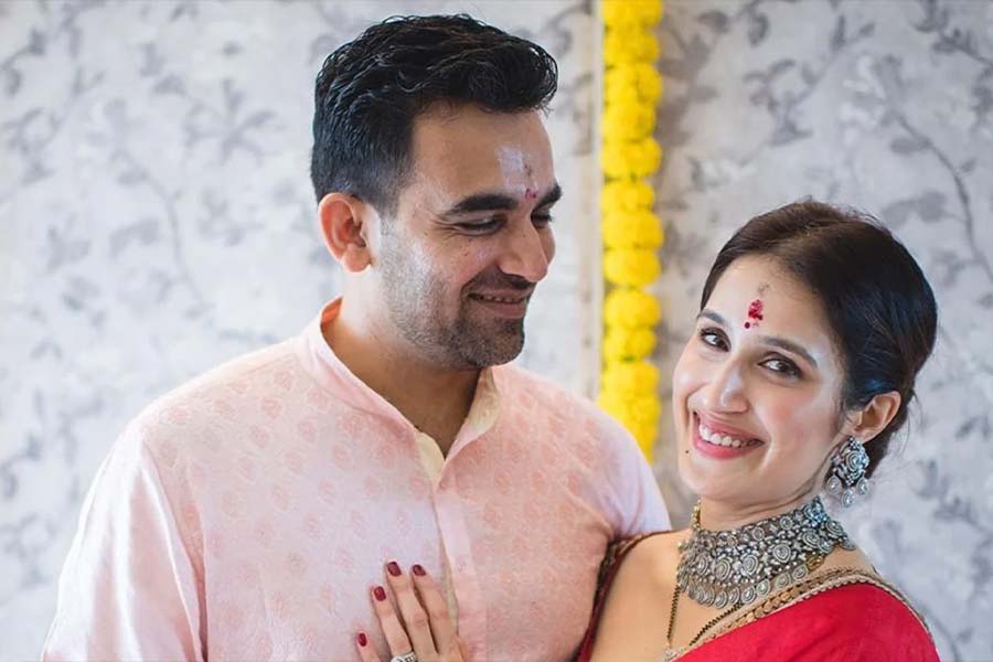 কিন্তু আট বছর একসঙ্গে থাকার পর সম্পর্কে ইতি টানেন ইশা এবং জাহির। ৩৮ বছরের অভিনেত্রী বর্তমানে এক পুত্রসন্তানের ‘সিঙ্গল মাদার’। ২০১৭ সালে অভিনেত্রী সাগরিকা ঘাটগের সঙ্গে গাঁটছড়া বাঁধেন জাহির।