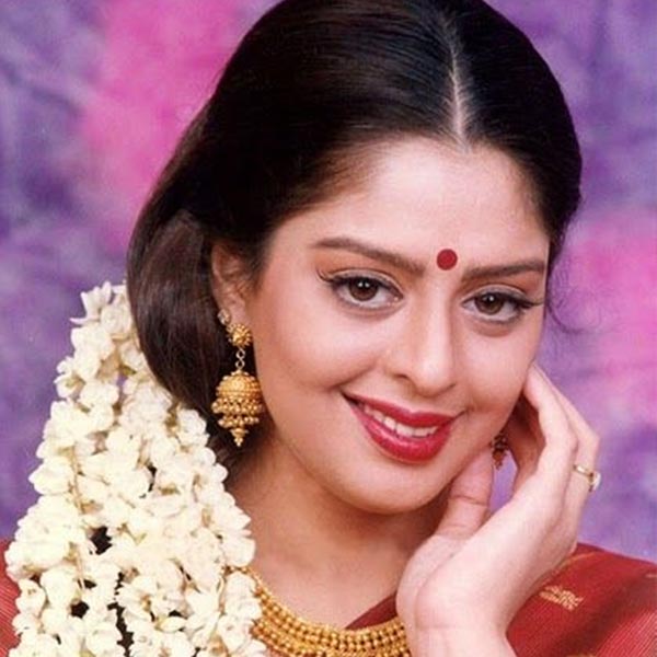 নব্বইয়ের দশকে বলিজগতের প্রথম সারির অভিনেত্রী ছিলেন নাগমা। বলিপাড়ায় কানাঘুষো শোনা যায়, এক ভারতীয় ক্রিকেটারের সঙ্গে পরকীয়া সম্পর্কে জড়িয়ে পড়েছিলেন নায়িকা। ক্রিকেটারের সঙ্গে একাধিক জায়গায় দেখাও গিয়েছে তাঁকে।