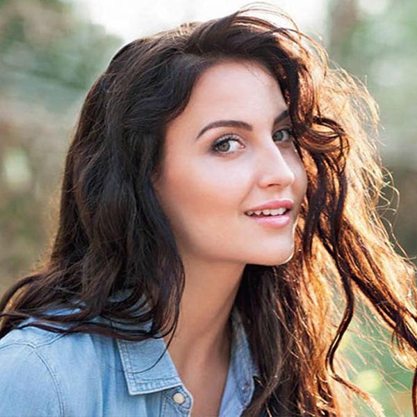 বলিপাড়ায় কানাঘুষো শোনা যায়, ২০১৭ সালে হার্দিকের ভাই ক্রুণাল পাণ্ড্যর বিয়ের অনুষ্ঠানে ক্রিকেটারের সঙ্গে আলাপ হয় এলির। তার পর বিভিন্ন জায়গায় হার্দিকের সঙ্গে দেখা যেত এলিকে। এমনকি, বাইরে ম্যাচ খেলার সূত্রে কোনও ট্যুরে গেলে সেখানে এলিকে নিয়ে যেতেন হার্দিক।