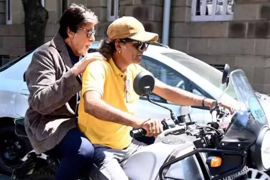 Amitabh Bachchan clarifies after Police pull him for riding bike without helmet 