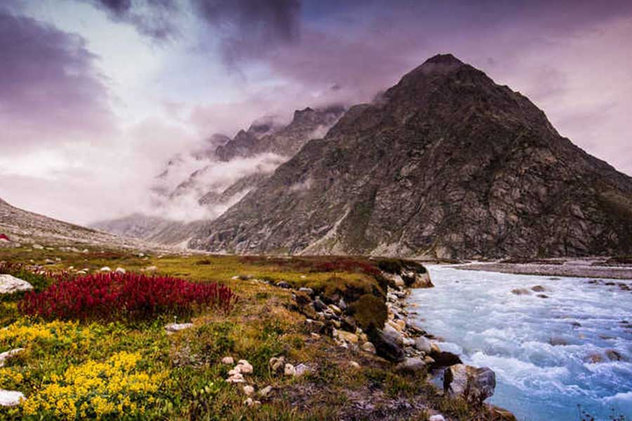 মনে করা হয়, তিব্বত এবং অরুণাচল প্রদেশ সীমান্তে কোনও এক জায়গায় রয়েছে সাংগ্রিলা উপত্যকা। এই উপত্যকা নাকি অন্য জগতে যাওয়ার দরজা। সত্যিই কি তা সম্ভব?