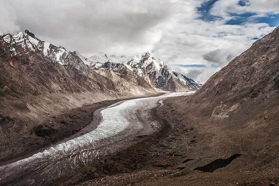 প্রাচীন বই, বেদ, উপনিষদে যে সব ভেষজের কথা উল্লেখ করা হয়েছে, সে সবই নাকি পাওয়া যায় সাংগ্রিলাতে।