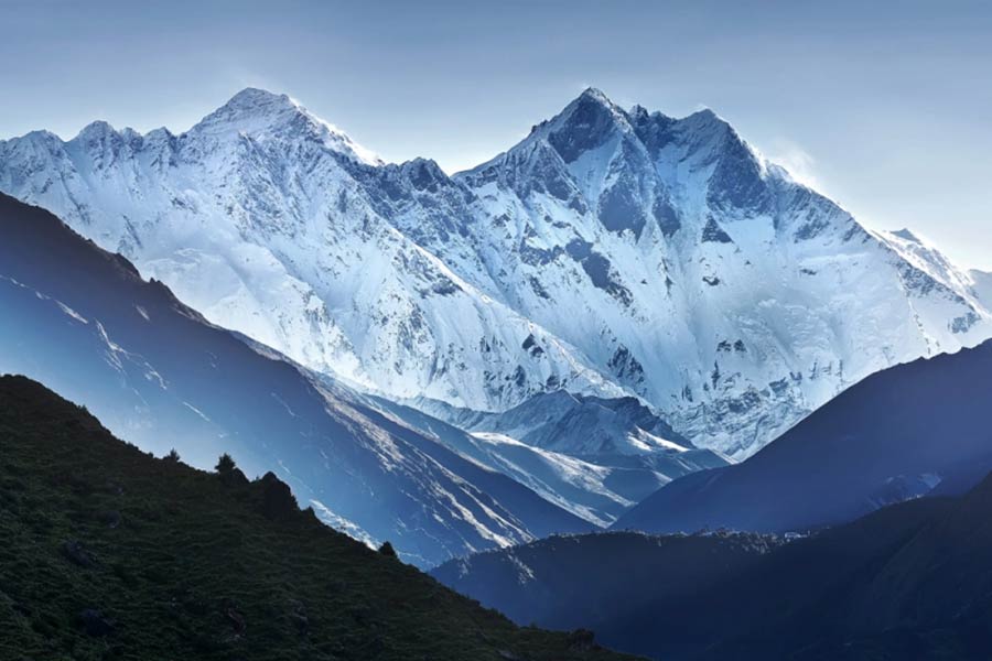জনশ্রুতি, ওই সাংগ্রিলাতে নাকি তিনটি মঠ রয়েছে। ‘জ্ঞানগঞ্জ মঠ’, ‘সিদ্ধ বিজ্ঞান আশ্রম’, ‘যোগ সিদ্ধাশ্রম’। সেখানে নাকি থাকেন যোগীরা। কখনও তাঁরা দেহ ধারণ করেন। তাঁদের ‘আত্মা’ নাকি সেখানে ঘুরে বেড়ায়। সেখানে কাপালিক, শাক্তরাও নাকি বাস করেন।