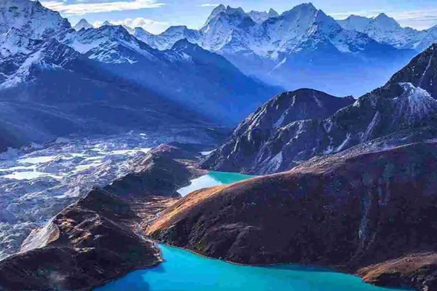 ব্রিটিশ ঔপন্যাসিক জেমস হিল্টনও এই উপত্যকা নিয়ে একটি বই লিখেছেন। নাম ‘লস্ট হরাইজ়ন’। তিনি দাবি করেছেন, আদতে এ রকম কোনও জায়গার অস্তিত্বই নেই পৃথিবীতে। ওই জায়গায় কেউ গিয়েছেন বলে এখন পর্যন্ত জানাতে পারেননি। তা হলে সেই জায়গার অস্তিত্ব থাকে কী ভাবে?