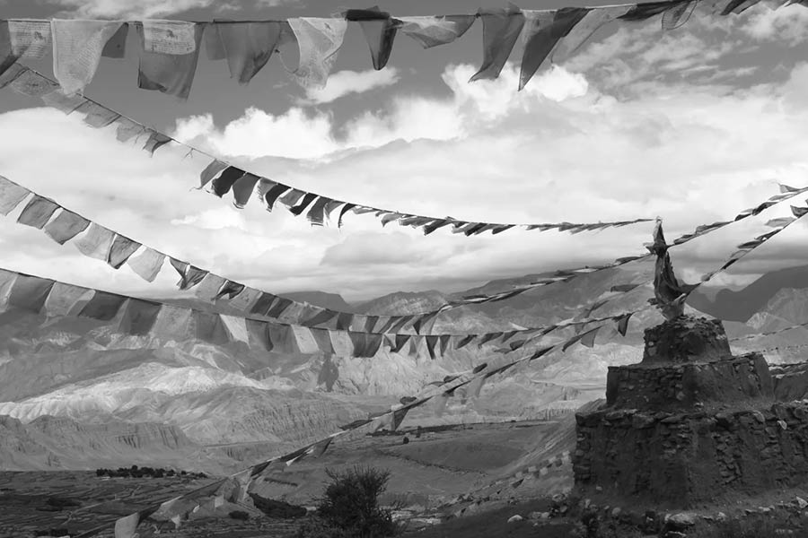 ১৯৩০ সাল নাগাদ প্রথম এই সাংগ্রিলার কথা শোনা যেতে থাকে। ভারত থেকে পেশোয়ারগামী একটি বিমান ভেঙে পড়ে পথে। চার জন নিখোঁজ হন। সেই নিখোঁজেরাই নাকি সন্ধান পেয়েছিলেন সাংগ্রিলা উপত্যকার। দেখেছিলেন, ওই উপত্যকার নিবাসী সাধুদের বয়স থমকে রয়েছে। তার পর সেখানেই থেকে গিয়েছিলেন তাঁরা। আর কখনও ফিরে আসেননি তাঁরা। তবে জনশ্রুতি হয়ে ফিরে এসেছে এই উপত্যকার গল্প, যা নিয়ে আজও ধোঁয়াশা।