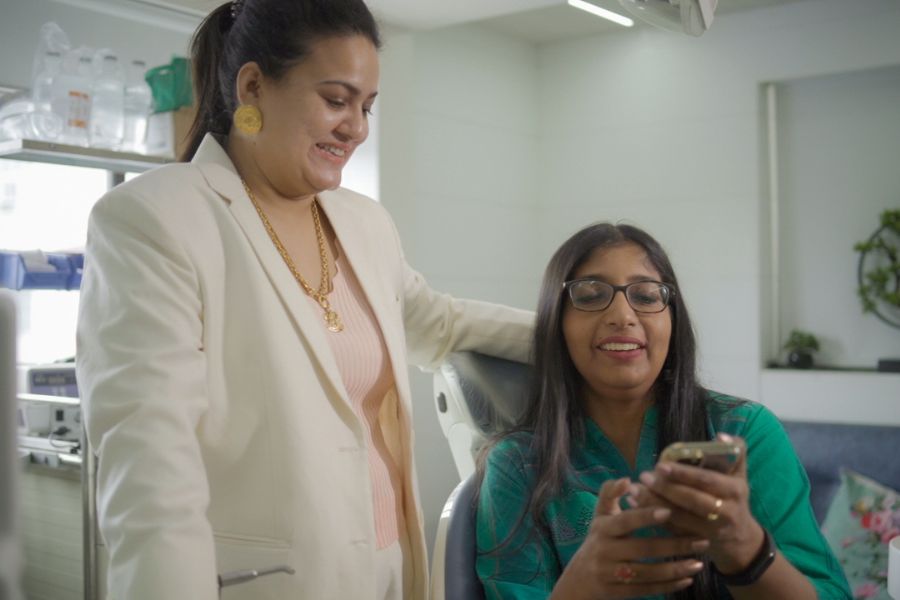 রোগীর সঙ্গে খোলামেলা আলোচনায় চিকিৎসক মুন চট্টরাজ