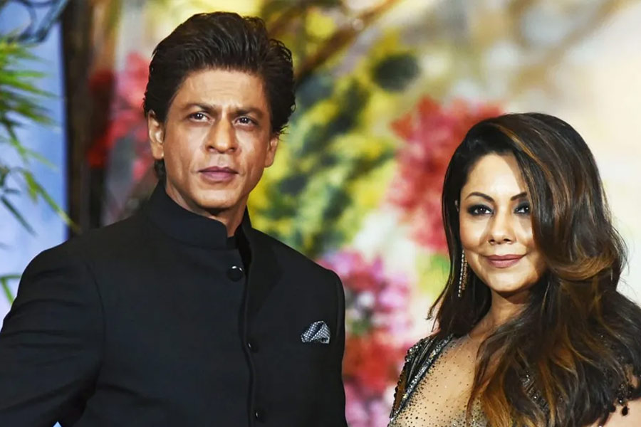 shah rukh khan gets gauri khan’s age wrong at an event then she corrects him 