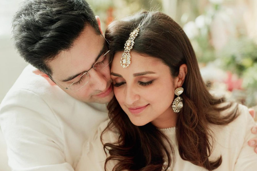 শনিবার, ১৩ মে আংটিবদলের অনুষ্ঠান সম্পন্ন হয় বলি অভিনেত্রী পরিণীতি চোপড়ার। বলিউডের কোনও নায়কের সঙ্গে নয়, বরং রাজনীতিবিদের সঙ্গে নতুন জীবন শুরু করেছেন তিনি। আম আদমি পার্টির নেতা রাঘব চড্ডার সঙ্গে বাগ্‌দান পর্ব সারলেন পরিণীতি।