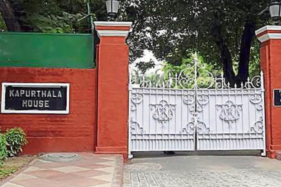 বাগ্‌দান পর্বের অনুষ্ঠান উপলক্ষে সেজে উঠেছিল মুম্বইয়ের বান্দ্রায় পরিণীতির বাড়ি। ফুল এবং আলোকসজ্জায় ভরে উঠেছিল দিল্লিতে রাঘবের কপূরথলা হাউসও।