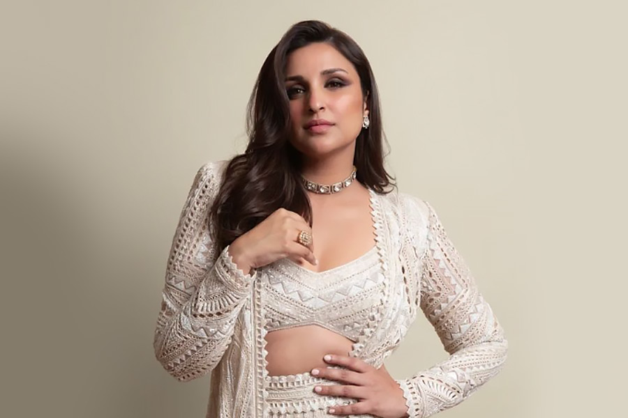 বলি অভিনেত্রী পরিণীতির মোট সম্পত্তির পরিমাণ ৬০ কোটি টাকা। হিন্দি ছবি এবং বিজ্ঞাপনে অভিনয় করেই উপার্জন নায়িকার।