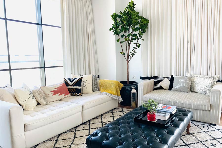 পরিণীতির সংগ্রহে রয়েছে বহু বিলাসবহুল গাড়ি। বান্দ্রার ফ্ল্যাটের গ্যারাজে সারি দিয়ে রাখা রয়েছে নামী ব্র্যান্ডের একাধিক গাড়ি।