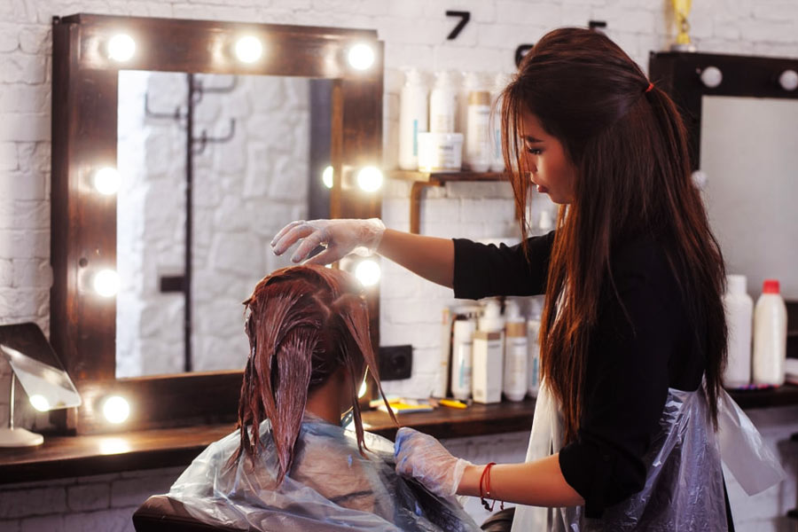 পলাক্কড়ের একটি বেসরকারি স্কুলে সঙ্গীতশিক্ষক ছিলেন প্রশান্ত। অন্য দিকে, বিত্তশালী পরিবারের সুচিত্রা থাকতেন কোল্লম জেলায়। অর্থের অভাব না থাকলেও বিউটিশিয়ানের কাজ করতেন তিনি।