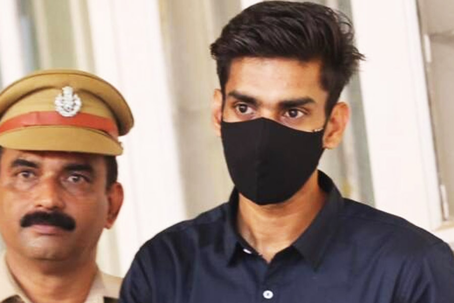 তদন্তকারীদের আরও দাবি, সুচিত্রার কথায় রাজি হলে তাঁদের সম্পর্কের কথা স্ত্রী-সন্তানদের কাছে ফাঁস হয়ে যেত বলে আশঙ্কা করেন প্রশান্ত। তা ধামাচাপা দেওয়ার জন্যই সুচিত্রাকে চিরতরে দুনিয়া থেকে সরিয়ে দেওয়ার ছক কষেন তিনি।