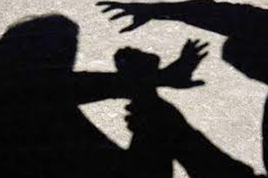 তদন্তকারীরা জানিয়েছিলেন, সুচিত্রার বুকের উপর চড়ে বসে তাঁর দু’হাঁটু ভেঙে দিয়েছিলেন প্রশান্ত। এ বার একটি ইলেকট্রিকের তার পেঁচিয়ে শ্বাসরোধ করে তাঁকে খুন করেন। এর পর বিছানার চাদরে তাঁর দেহ মুড়ে রেখে ওই বাড়ি থেকে বেরিয়ে পড়েন।