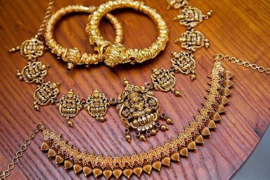 খুনের পর সুচিত্রার দেহের যাবতীয় সোনার গয়নাগাঁটি সরিয়ে ফেলেন প্রশান্ত। এর পর চপার ও ছুরি  দিয়ে হাঁটু থেকে তাঁর দু’পা কেটে ফেলেন। দেহ লোপাট করার জন্য ওই ভাড়াবাড়ির পিছনের জমিতে বড়সড় গর্ত খুঁড়েছিলেন তিনি। তাতে মাটি চাপা দেওয়ার আগে সুচিত্রার দেহে পেট্রল ঢেলে পুড়িয়ে ফেলেন। এর পর ওই গর্ত বুজিয়ে তার উপর বড় বড় সিমেন্টের স্ল্যাব চাপা দিয়ে দেন।