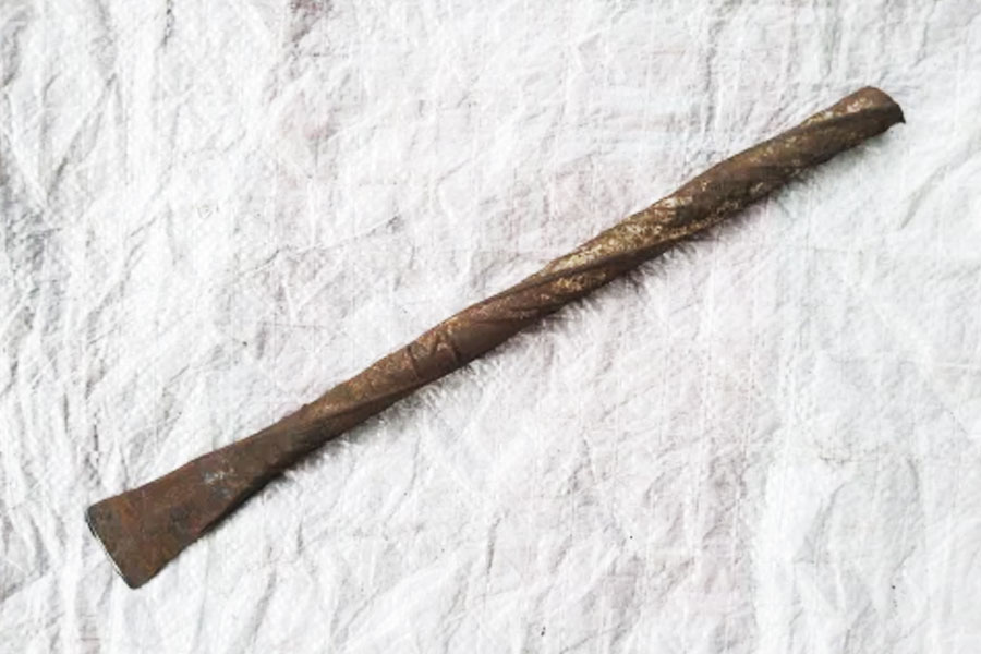 প্রমাণ লোপাটের জন্য মেঝেয় লেগে থাকা রক্ত ধুয়েমুছে সাফ করে ফেলেন প্রশান্ত। এর পর সুচিত্রার জামাকাপড়, হাতব্যাগ, চশমা থেকে ওই ইলেকট্রিকের তার— সব কিছুই পুড়িয়ে ফেলেন। তাঁর প্রসাধনী সামগ্রী ফেলে দেন পলাক্কড়ের একটি খালে। ছুরি ও চপারটি ছুড়ে দেন জলাজমিতে। যদিও যে শাবল দিয়ে মাটি খুঁড়েছিলেন, সেটি ওই ভাড়াবাড়ির ঝোপে পড়েছিল।