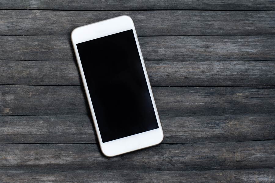 ২৩ মার্চ থানায় সুচিত্রার নিখোঁজ ডায়েরি করেছিল তাঁর পরিবার। তত দিনে বার বার ফোন করলেও মোবাইল ফোন বন্ধ থাকায় তাঁর বিউটি পার্লারে ফোন করে জানা গিয়েছে, মিথ্যা বলেছিলেন তিনি।