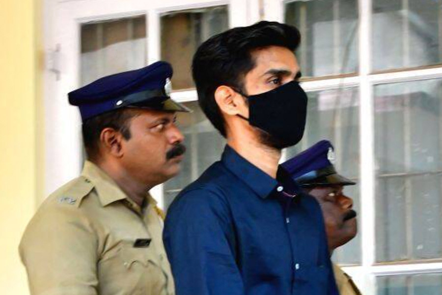 সুচিত্রা পিল্লাই হত্যাকাণ্ড মামলায় প্রশান্তকে দোষী সাব্যস্ত করেছে কোল্লম অতিরিক্ত দায়রা আদালত। এই মামলা পারিপার্শ্বিক তথ্যপ্রমাণ গুরুত্ব পেয়েছে বলে জানিয়েছেন বিচারক। গত সোমবার তাঁকে যাবজ্জীবন কারাবাসের সাজা শুনিয়েছেন তিনি। সেই সঙ্গে তাঁকে অতিরিক্ত ১৪ বছরের কারাদণ্ড দিয়েছেন। দুই সাজা একসঙ্গে কাটাতে হবে প্রশান্তকে। সঙ্গে আড়াই লক্ষ টাকা জরিমানা দিতে হবে সুচিত্রার খুনিকে।