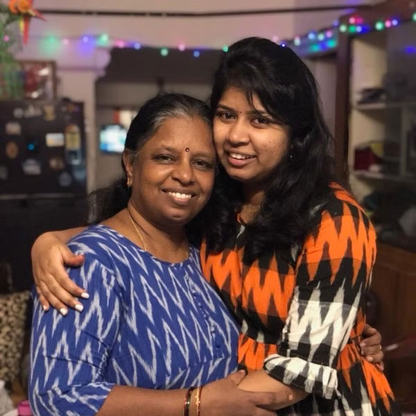 স্বামীকে হারিয়েছিলেন কোভিডে। স্বামীর মৃত্যুর দিনে সংক্রমণ ধরা পড়েছিল তাঁরও। মাস দু’য়েক পর হৃদ্‌রোগে আক্রান্ত হন। ধরা পড়েছিল জরায়ুর ক্যানসার। সব বাধাকে তুচ্ছ করে মেয়ের সঙ্গে মিলে ডিজাইনার পোশাকের ব্যবসা শুরু করেছিলেন ৬০ বছরের উমা মহেশ্বরী।