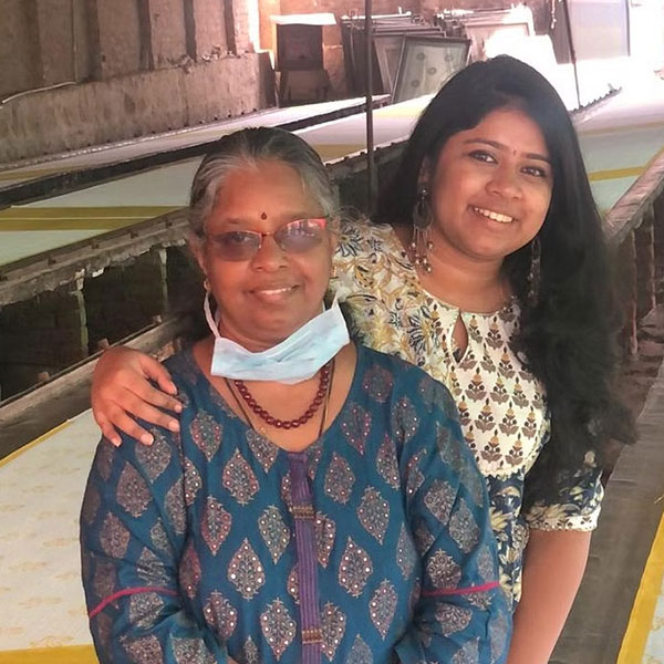 মা-মেয়ের দাবি, পোশাকের ব্যবসাকে অর্থ উপার্জনের উপায় হিসাবে দেখেন না তাঁরা। বরং এই ছোট্ট উদ্যোগের মাধ্যমে তেলঙ্গানার স্থানীয় হস্তশিল্পী এবং নকশাদারদের কাজকে ছড়িয়ে দিতে চান। কর্মীদের শক্ত জমিতে দাঁড় করানোও লক্ষ্য তাঁদের।