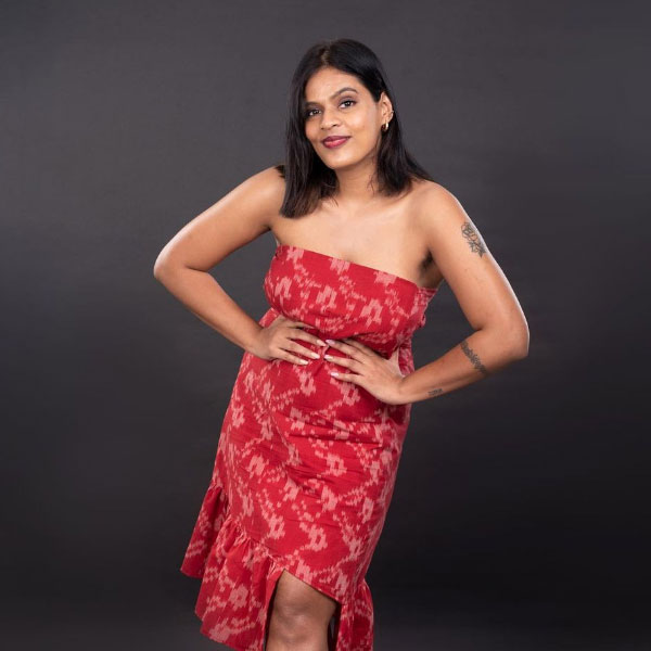 রিতেশা জানিয়েছেন, বাবার মৃত্যুশোক ভুলতে কিছু একটা করার কথা মাথায় এসেছিল তাঁদের। ২০২০ সালের নভেম্বরে এই নতুন প্রজেক্ট শুরু করেন মা-মেয়ে।