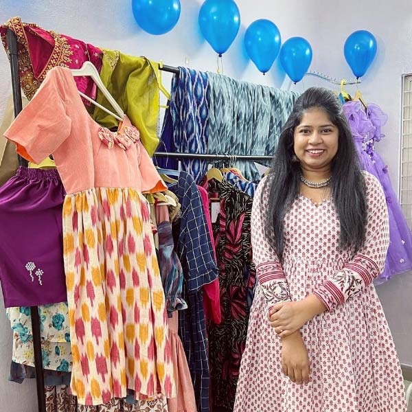 হায়দরাবাদের স্থানীয় কারিগরের নিপুণ হাতের কাজ তুলে ধরেছেন নিজেদের নকশা করা পোশাকে। তাঁতে বোনা কাপড়ে ইকত ডিজাইন ফুটে ওঠে এই ব্র্যান্ডের পোশাক থেকে ব্যাগপত্রে।