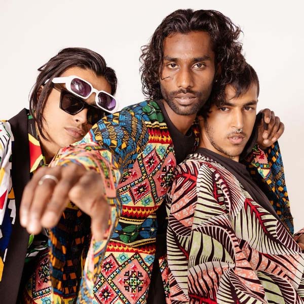 সময়ের সঙ্গে তাল মেলাতে শাড়ি, কুর্তা ছাড়াও হুডি থেকে ট্রেঞ্চ কোট, সবই তৈরি করছেন উমা এবং রিতেশা। নিজের ব্র্যান্ডের পরিচিতি বৃদ্ধির পাশাপাশি অতিমারিতে ক্ষতিগ্রস্তদের পাশেও দাঁড়াচ্ছেন তাঁরা।