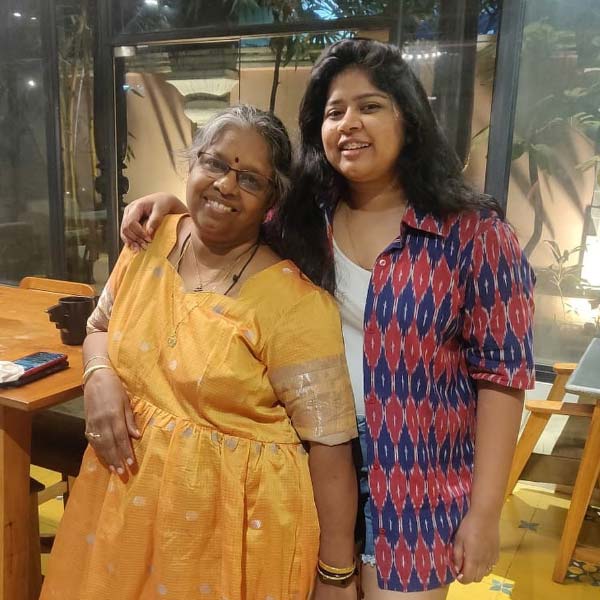 সব কিছু যখন স্বাভাবিক হতে শুরু করেছিল, ঝড় ওঠে তখনই। ২০২১ সালের সেপ্টেম্বরে জরায়ুর ক্যানসার ধরে পড়ে উমার। রিতেশা বলেন, ‘‘এত দ্রুত একের পর এক আঘাত লেগেছিল যে তার ধাক্কা সামলানো কঠিন হয়ে পড়েছিল।’’