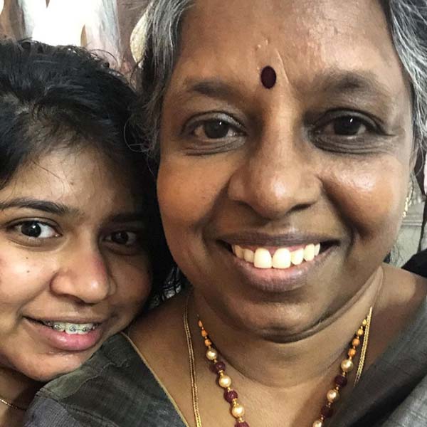 একের পর এক ধাক্কা সামলে ব্যবসার কাজে মন দিয়েছিলেন উমা এবং তাঁর মেয়ে। উমা বলেন, ‘‘আমার শারীরিক অসুস্থতার মধ্যে মেয়ের অবসাদ ধরা পড়ে। মেয়েকে সাহায্য করার জন্য উপায় খুঁজছিলাম। ছোটবেলা থেকেই ওর যে ডিজাইনার পোশাকের ব্র্যান্ড তৈরির স্বপ্ন ছিল, তা জানতাম। মনে হয়েছিল, সে স্বপ্নপূরণে এটাই সেরা সময়।’’