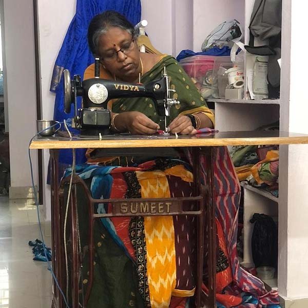 নিজেদের ব্র্যান্ডের পোশাকে ইকত ডিজাইনের নকশার ব্যবহারের নেপথ্যে ছোটবেলা বহু স্মৃতি জড়িয়ে রয়েছে রিতেশার। তিনি বলেন, ‘‘ছোটবেলায় দেখতাম, প্রতি গ্রীষ্মে বিছানার পুরনো চাদর কেটে আমার স্কুলব্যাগ তৈরি করতেন মা। পাড়া-প্রতিবেশীদের বাচ্চাদের জন্য ইকতের নকশায় জামাকাপড় তৈরি করে দিতাম। এমনকি, এখনও পুরনো চাদর, শাড়ি দিয়ে এ ভাবে বালিশের কভার তৈরি করেন আমার শাশুড়ি।’’ ইউটিউবের ভিডিয়োর মাধ্যমে প্রতি দিনই নতুন নকশা শিখছেন বলে জানিয়েছেন রিতেশা। 