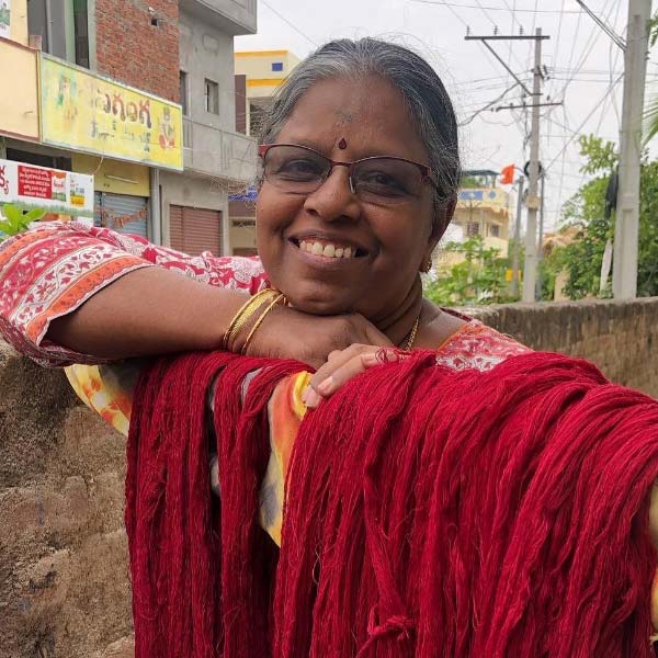 তাঁদের ব্যবসার সঙ্গে জড়িত কর্মীদের নিজের পরিবারের মতোই আপন করে নিয়েছেন উমারা। রিতেশা বলেন, ‘‘ব্যবসার প্রতিটি প্রক্রিয়ার সঙ্গে ওতপ্রোত ভাবে জড়িয়ে রয়েছেন মা। গোটা ইউনিটের জন্য নিজেই খাবার তৈরি করেন তিনি। নিজের জীবনের যেন নতুন উদ্দেশ্যে খুঁজে পেয়েছেন তিনি!’’