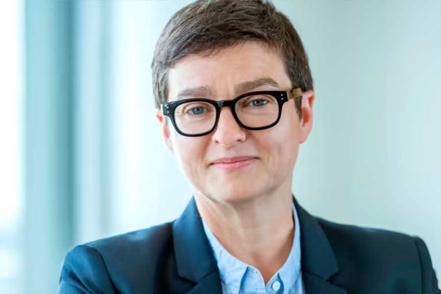 রবিনের বেড়াভাঙার কাহিনি নিয়ে নানা প্রতিবেদনে মশগুল বিশ্বের তাবড় সংবাদমাধ্যম। ৫৪ বছরের ভাবী সিইও-র চেয়ারে এই মুহূর্তে রয়েছেন লুক এলিস। তবে ৬০ বছরের লুক শীঘ্রই অবসর নেবেন। তার পর সে পদের হাল ধরবেন রবিন।