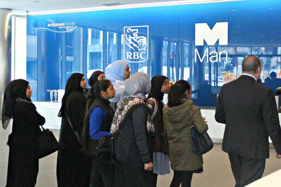 বৃহস্পতিবার একটি বিবৃতি জারি করে ম্যান গ্রুপ জানিয়েছে, ব্রিটেনের পাশাপাশি কর্মসূত্রে আমেরিকায় যাতায়াত করতে হবে রবিনকে।