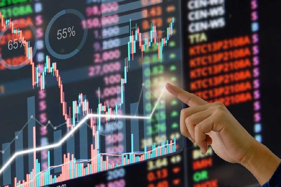 ব্রোকারেজ় সংস্থা হিসাবে কাজ করলেও ব্রিটিশ নৌসেনার সরবরাহকারী ছিল ম্যান গ্রুপ। সেই সঙ্গে কফি এবং চিনির ব্যবসাও ছিল তাদের। তবে সে সব ব্যবসার বদলে মূলত হেজ় ফান্ডের বিনিয়োগকারী হিসাবেই নাম কামিয়েছে তারা।