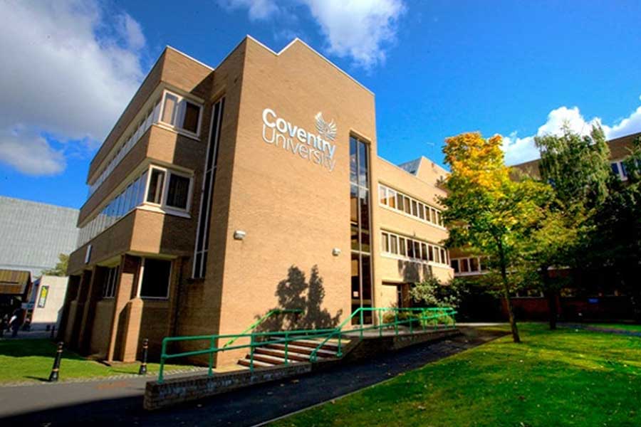 রবিনের বাবা ছিলেন চিকিৎসক। মা স্কুলে পড়াতেন। এসেক্সের স্কুল থেকে পড়াশোনার পর উচ্চশিক্ষায় মন দেন তিনি। বিনিয়োগ সংস্থায় কাজ করলেও তাঁর পড়াশোনা বিজ়নেস ল’ নিয়ে।