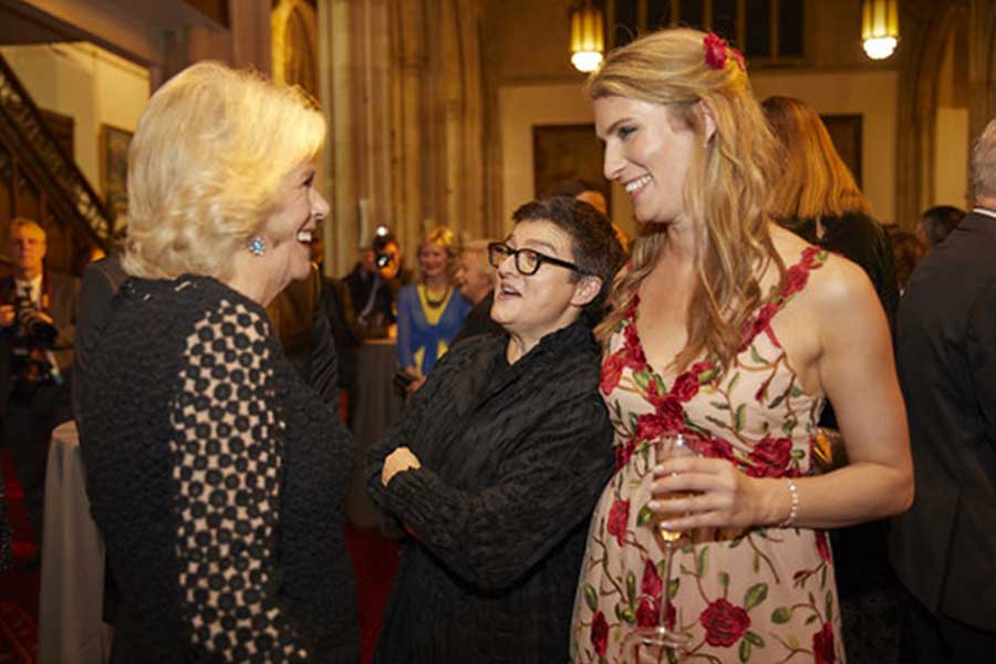 ইংল্যান্ডের কভেন্ট্রি বিশ্ববিদ্যালয়ের ডিগ্রিধারী রবিন ব্যারিস্টার হিসাবে কাজ করতেন লন্ডনে। তবে সে পেশা ছেড়ে ফাইন্যান্সকেই বেছে নেন তিনি।