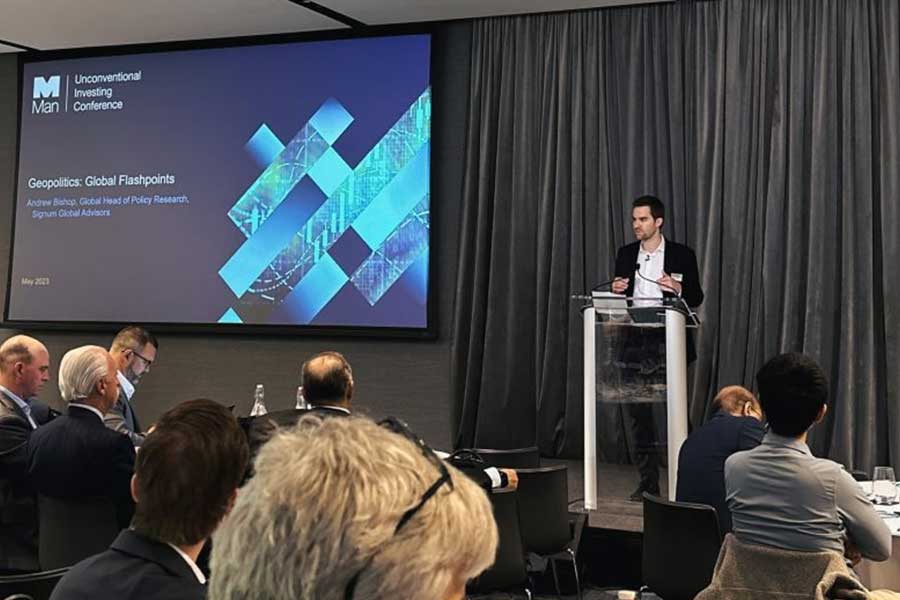 কর্মসূত্রে টোকিয়ো, নিউ ইয়র্ক থেকে লন্ডনে বসবাস করেছেন। ২০০৯ সালে ম্যান গ্রুপে যোগদানের পর সংস্থার ট্রেডিংয়ের পাশাপাশি তার রূপায়ণেও মন দিয়েছেন। এ সংস্থায় গ্রুপ সিইও হিসাবে কাজের অভিজ্ঞতা রয়েছে তাঁর।