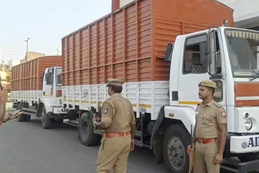 RBI container truck carrying more than five hundred crore breaks down in Chennai